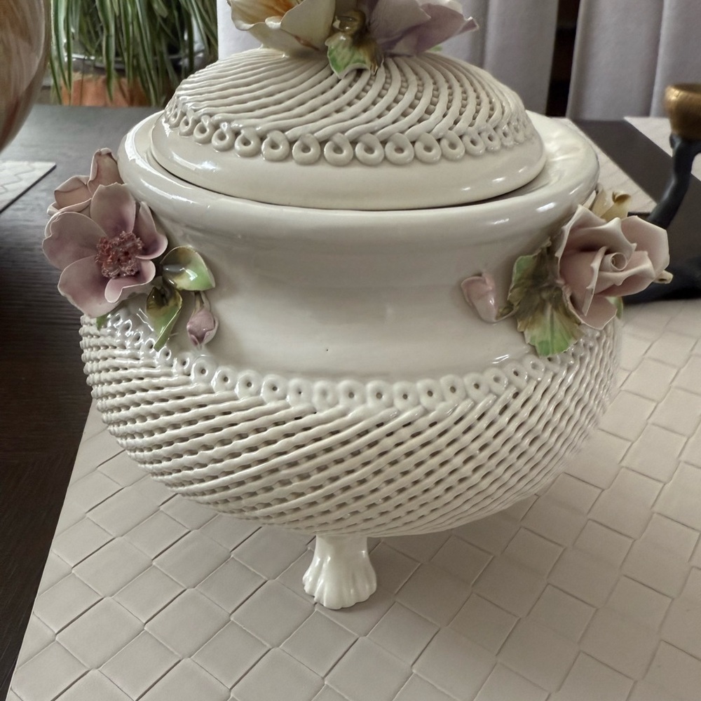 CAPODIMONTE LATTICE BRAIDED FLORAL PORCELAIN BOWL WITH TOP